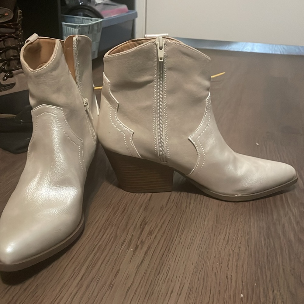 8.5 M Indigo Rd Silver booties - Picture 2 of 3